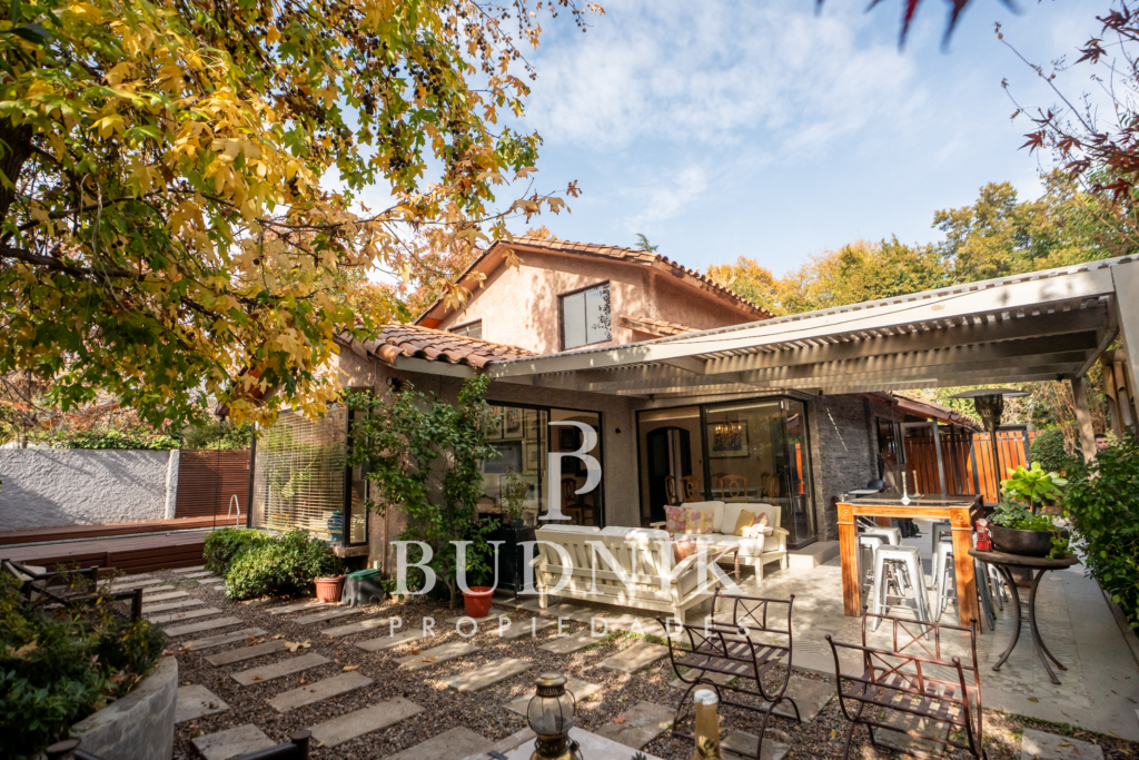 Casa Luminosa con Piscina en Condominio, La Dehesa
